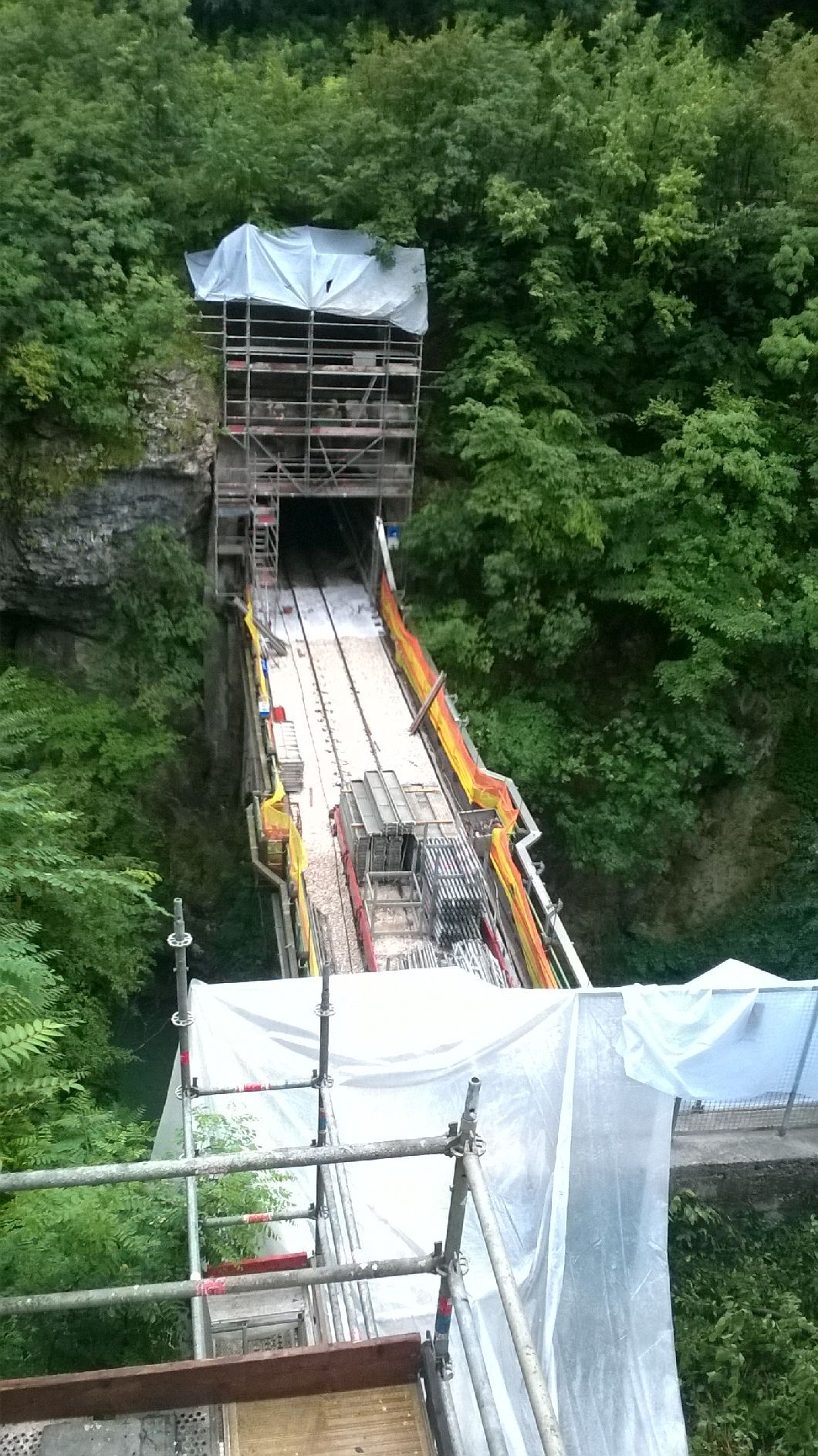 dettaglio costruzione tunnel nago