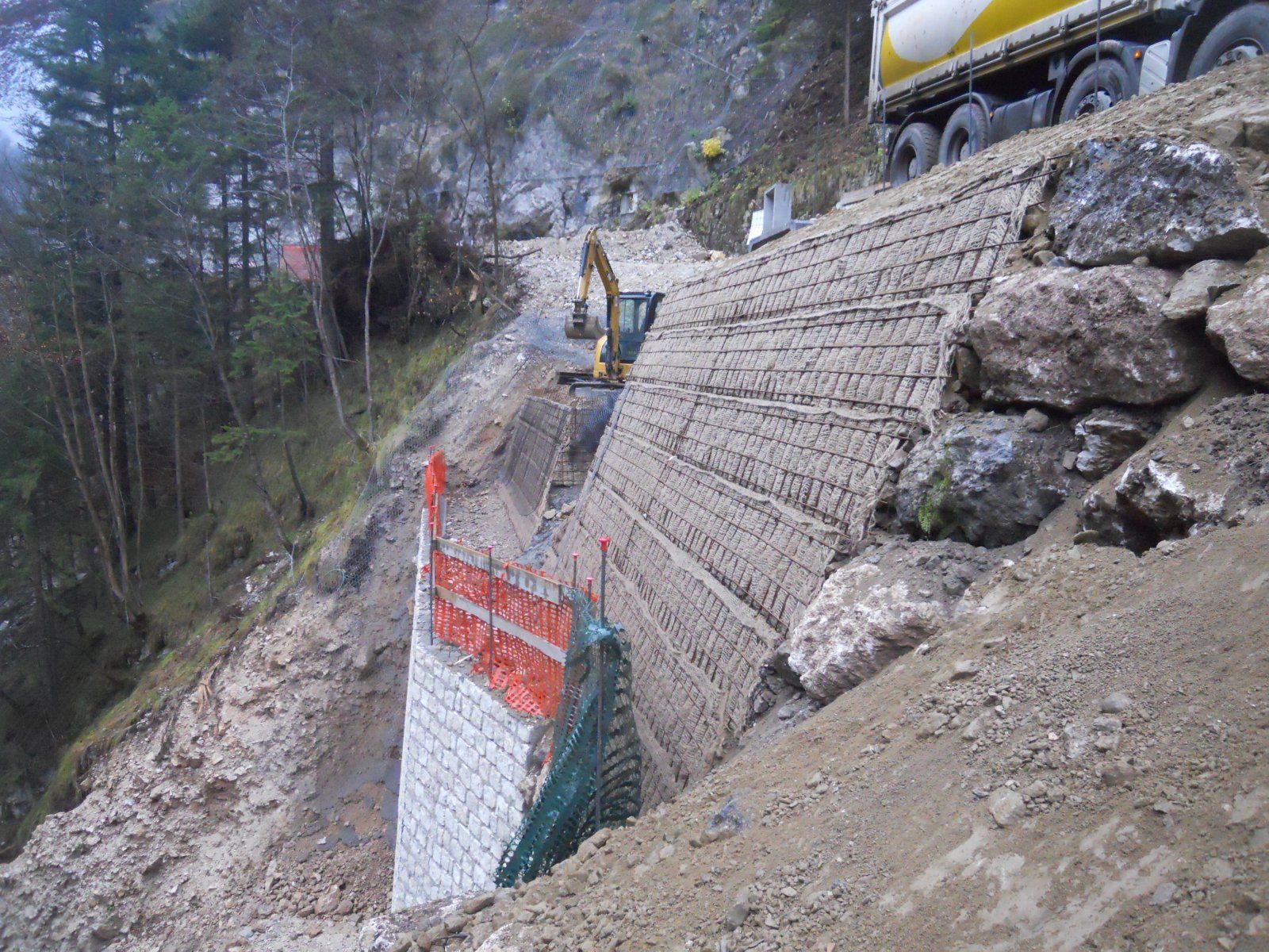 cantiere riva ciclabile gru