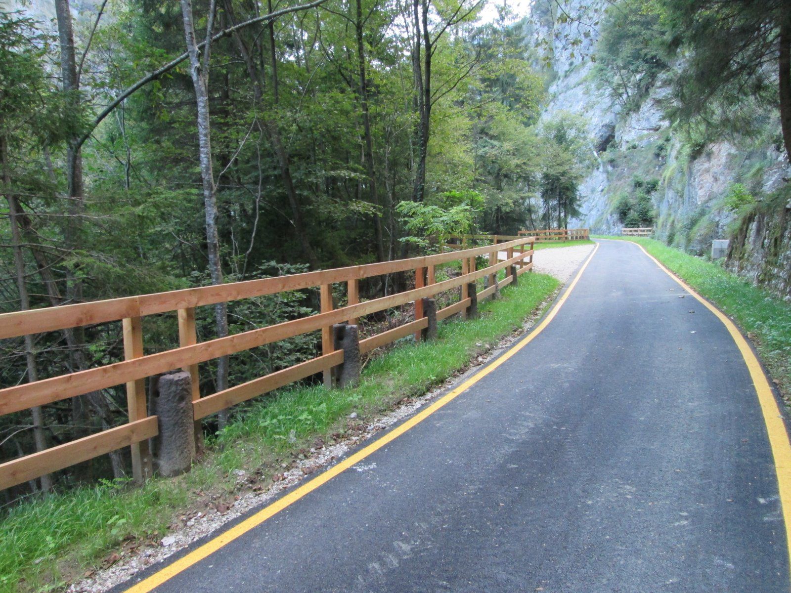dettaglio pista ciclabile riva arco muri