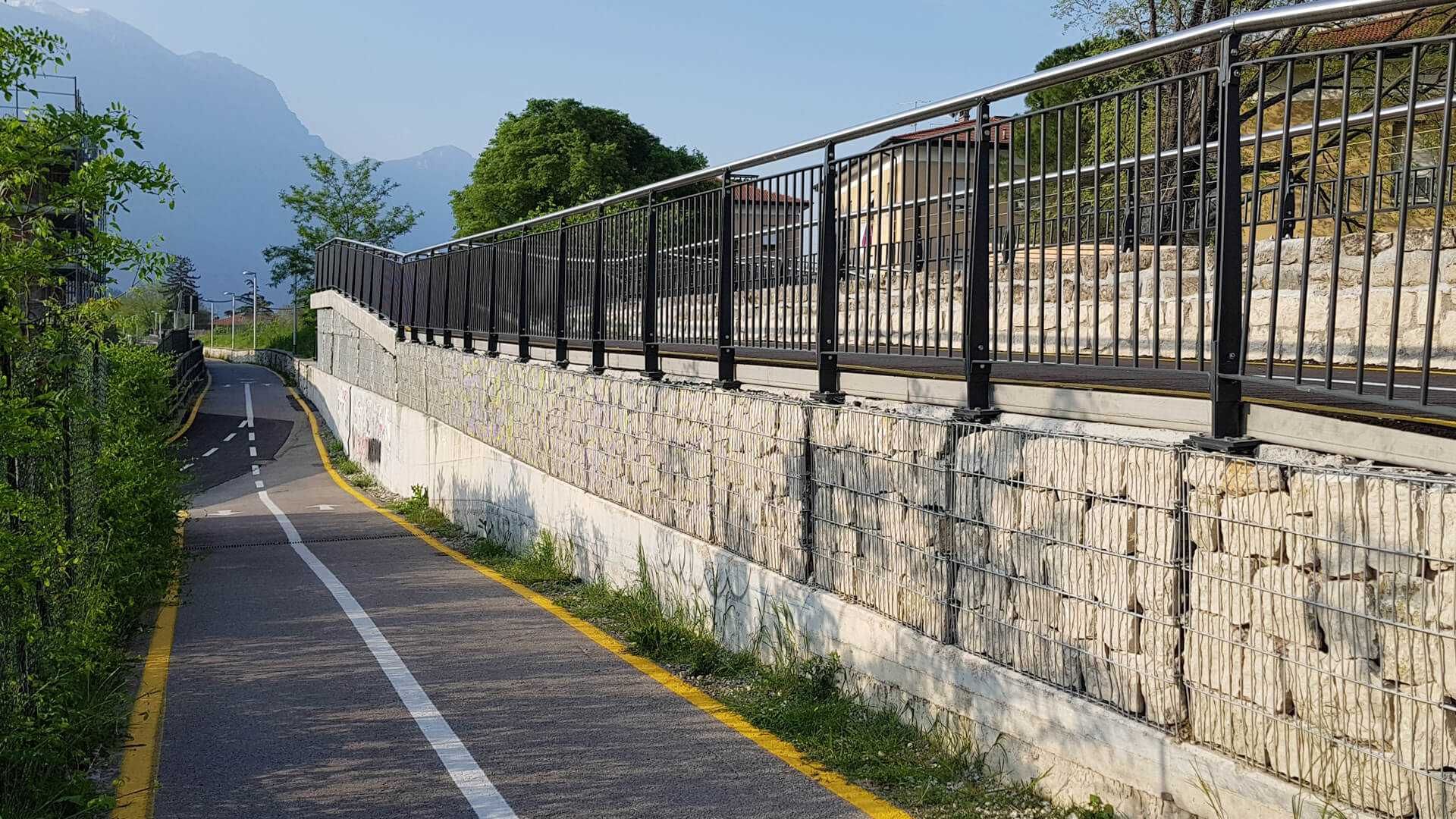 dettaglio pista ciclabile riva arco muri