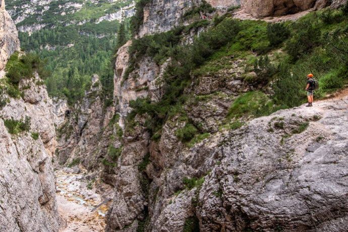 dettaglio versante roccioso operatore