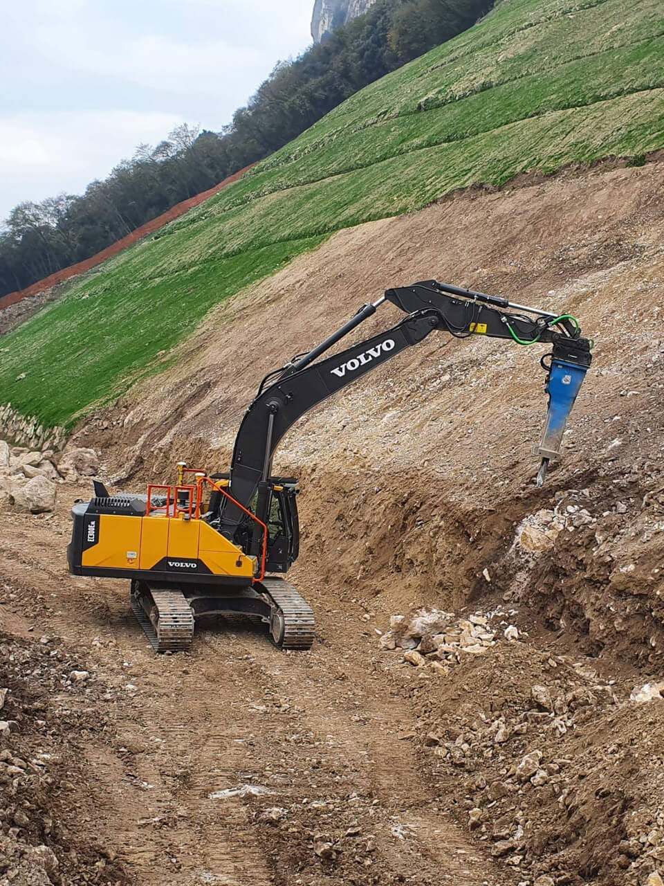 escavatore cantiere vallo tomo