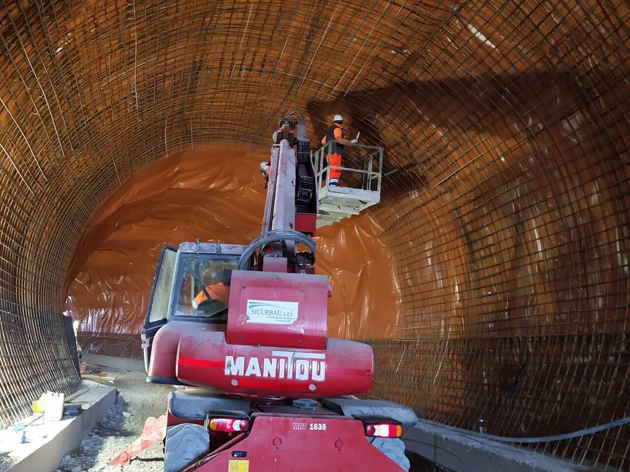 escavatore ispezione tunnel ingegneri