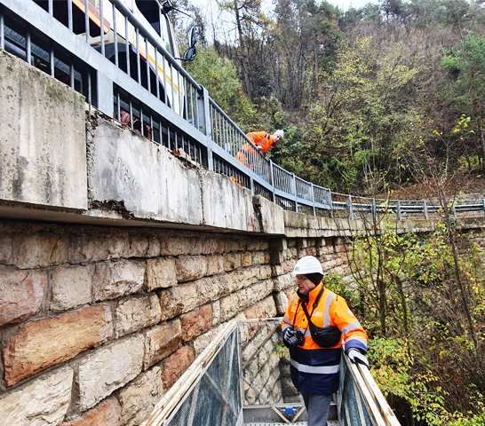 ingegnere ispeziona ponti stradali
