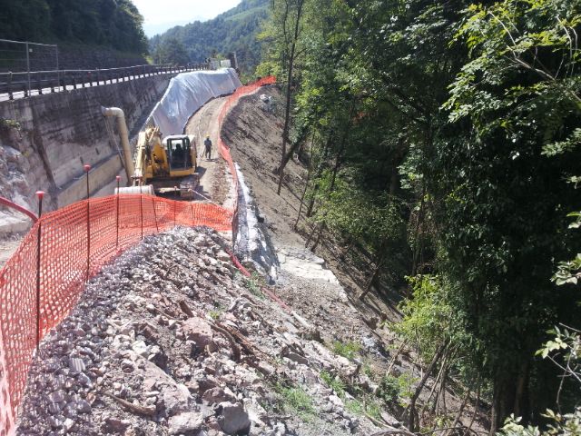 cantiere riva ciclabile gru