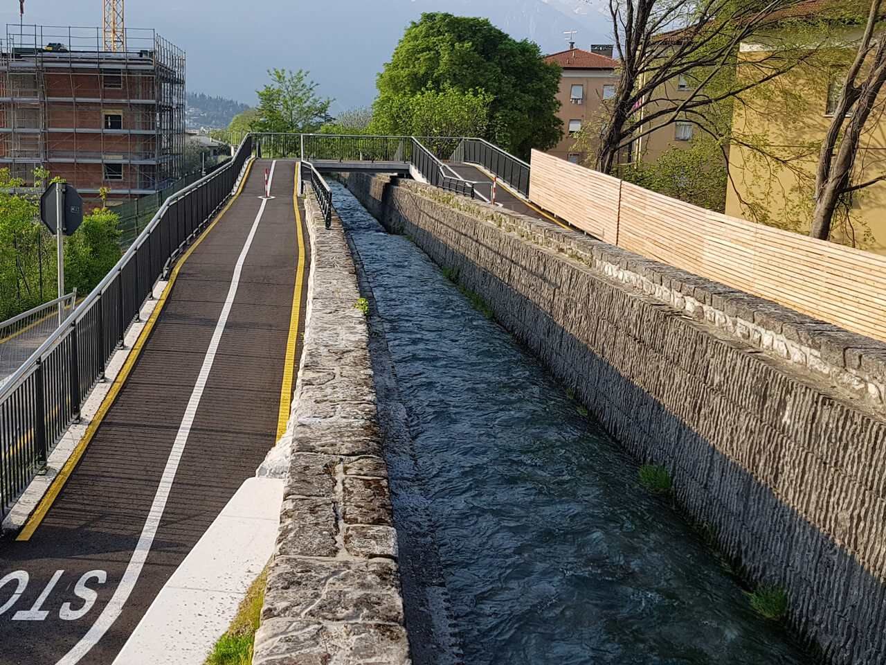 percorso ciclopedonale riva torrente