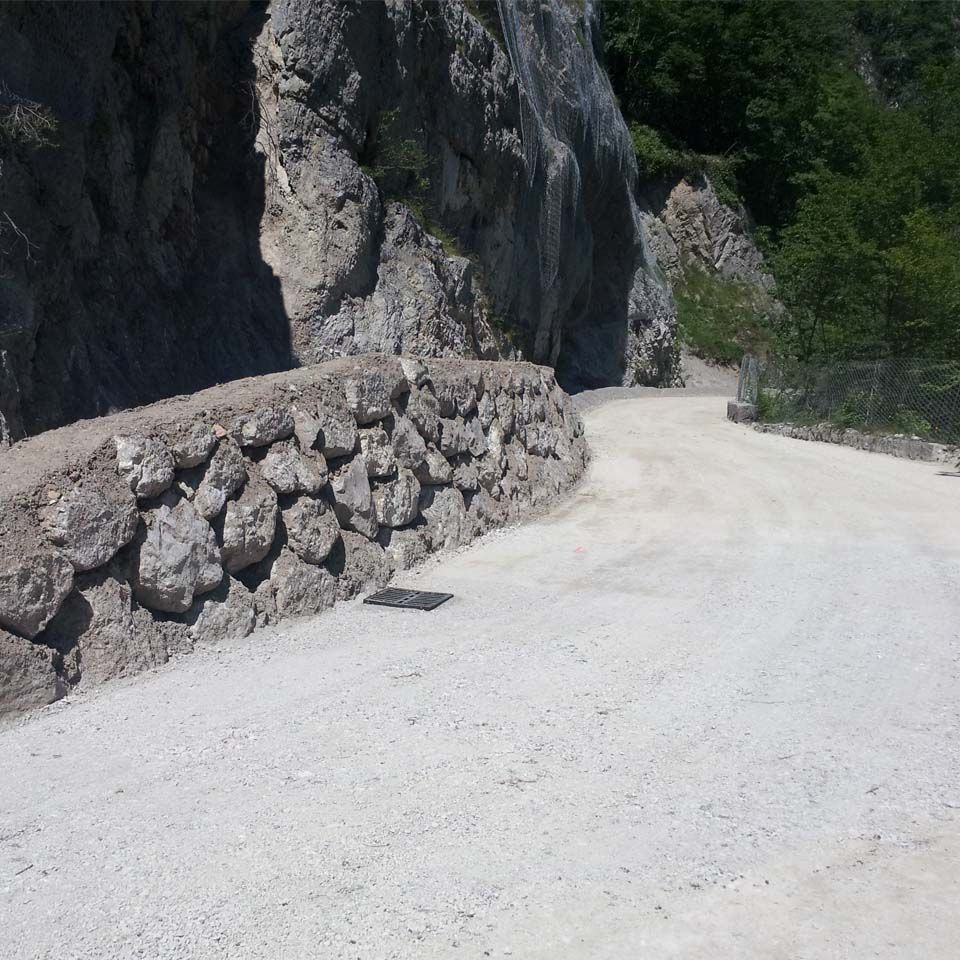 dettaglio pista ciclabile riva arco muri